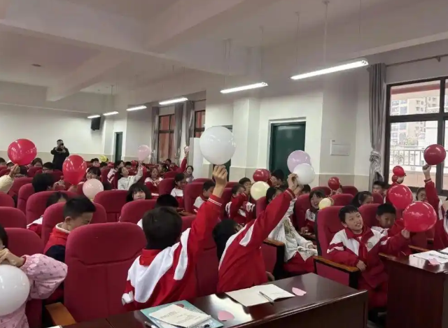 传来阵阵充溢节奏的“鼓声”孩子们手中的“乐器”是一张张普通的A4纸